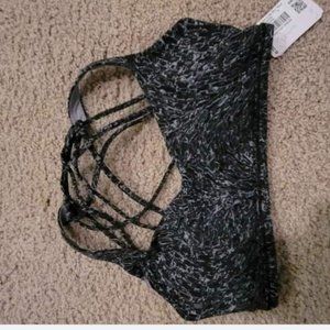 LULULEMON Free to be wild sports bra size 6 NWT